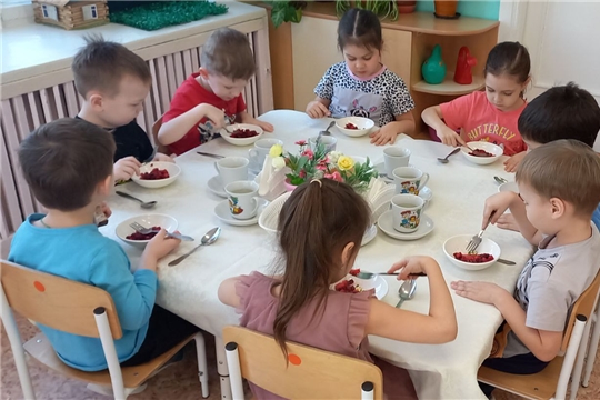 Весенняя палитра вкуса: детсадовцы знакомятся с новыми полезными салатами