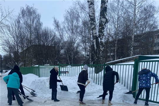 Заботливые руки сотрудников превратили снежный участок в зону комфорта!