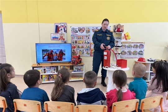 Сотрудники МЧС Чувашии в гостях у ребят