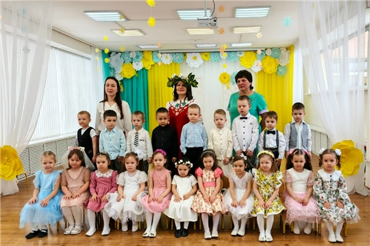 Веселый праздник весны в группах "Радуга" и "Капитошки"