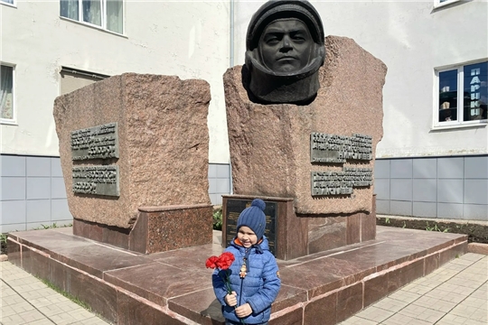 Воспитанники у памятников космонавтам