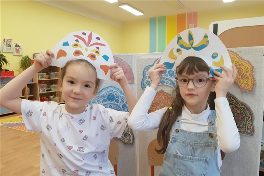 «Кокошник и курица-несушка»: знакомимся с русскими головными уборами