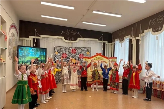 В детском саду состоялась премьера сказки "Волк и семеро козлят на новый лад"