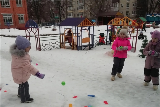В городе Чебоксары продолжается городской фестиваль снежных построек "Зимняя постройка" 