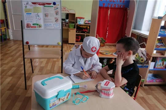Сюжетно-ролевая игра помогает познакомиться с профессией Стоматолог. 