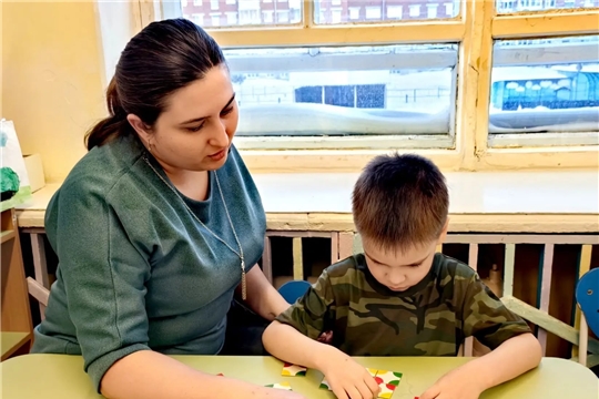 Ребята группы "Умка" осваивают игры набора "Мир головоломок". 