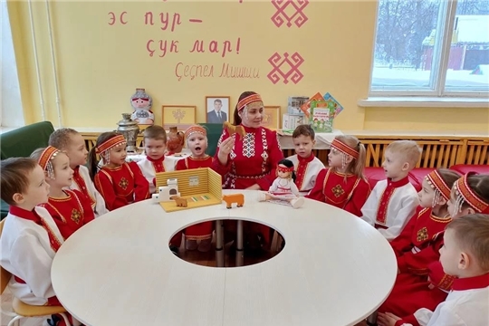 Воспитанники группы «Солнышко» знакомятся с родным языком.