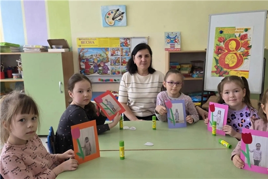 Воспитанники детского сада принимают участие в творческих мастерских "Подарок для любимой мамочки"