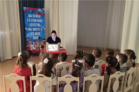 В младшей группе "Радуга" прошло теневое представление народной сказки "Курочка Ряба".