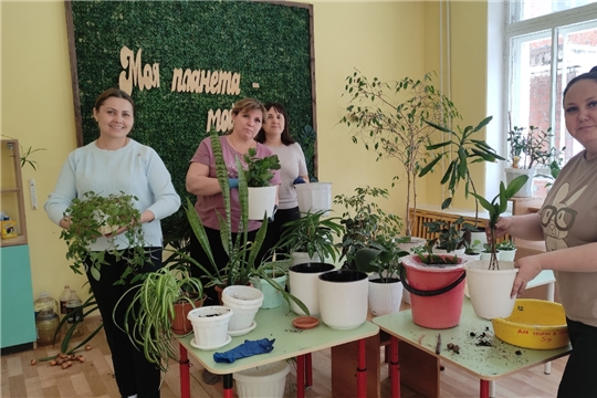 Уход за цветочными растениями в экологическом уголке "Мой дом-моя планета!"