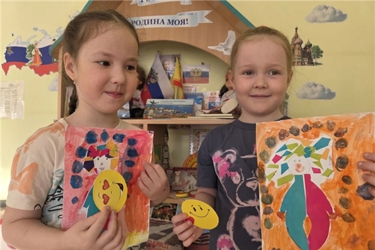 Воспитанники группы "Умка" отмечают День смеха через творчество. 