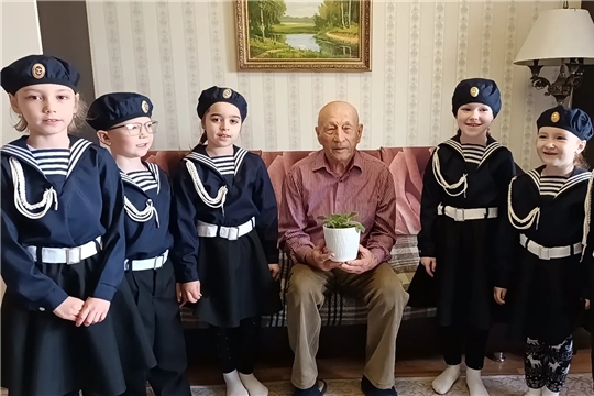 Воспитанники группы «Вишенки» накануне 81‑летия Победы в ВОВ встретились с ветераном В. Фадеевым в рамках городской акции «Цветок ветерану» 