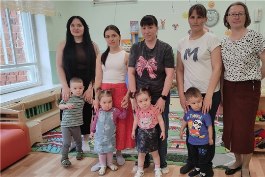 Малыши группы "Колокольчики" отмечают вместе с мамами Международный день семьи. 