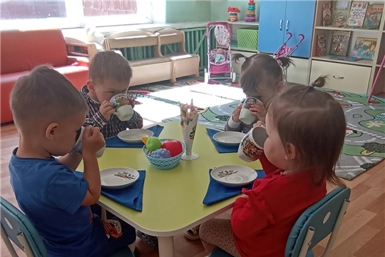 Малыши группы "Капельки" знакомятся с фруктами