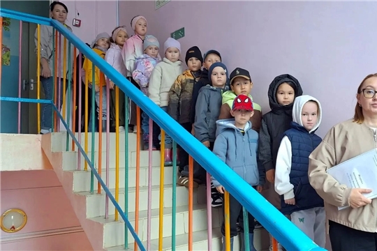 В детском саду прошло всероссийское учение по отработке комплексного сценария. "Действия сотрудников охраны и работников образовательных организаций при захвате заложников и при нападении с использованием горючих жидкостей".