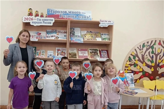 День флага России отмечаем в детской библиотеке им. В. Сухомлинского .
