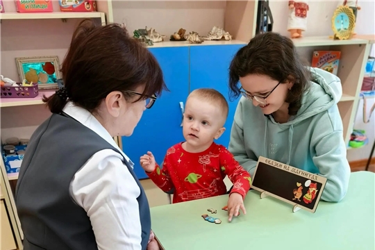 Адаптация с заботой: Женское движение рядом с мамой.