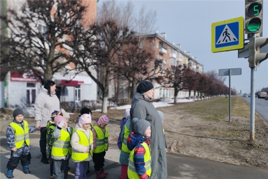  Безопасность превыше всего: педагоги напомнили дошкольникам правила перехода дороги и поездок в троллейбусе.