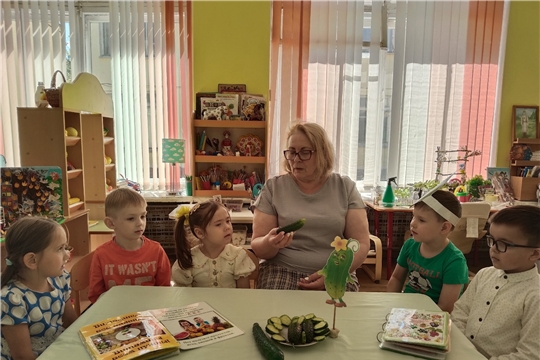 Свежие огурцы в летнем меню.
