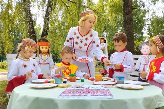 РОДНЫЕ ЛАДОНИ РИСУЮТ ЧУВАШИЮ: АКЦИЯ ЛЮБВИ И ЕДИНСТВА В ДЕТСКОМ САДУ.