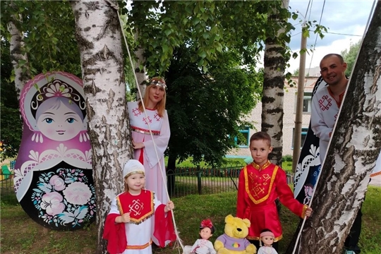  "Моя семья в национальном костюме"