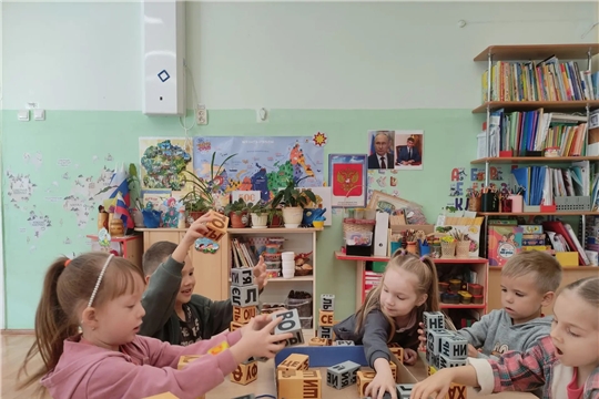 Кубики Зайцева — обучение не отдельным буквам, а складам.