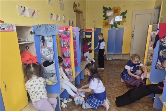 Юные тимуровцы спешат на помощь: старшие дошколята помогают малышам собраться на прогулку