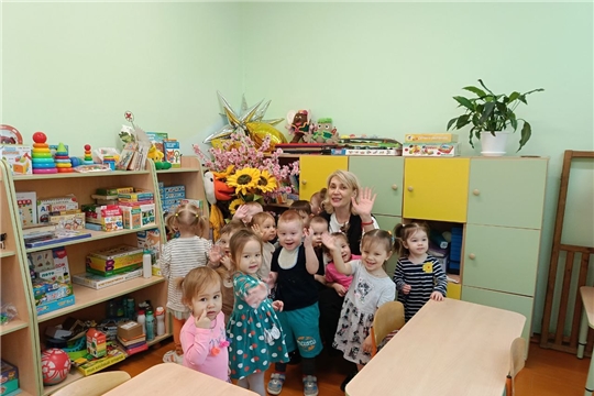 Первое знакомство с большим миром: малыши отправились на экскурсию по детскому саду