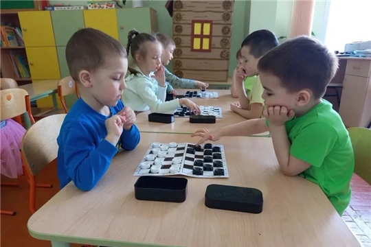  В детском саду продолжает работу шахматный кружок: учимся стратегии и логике с ранних лет
