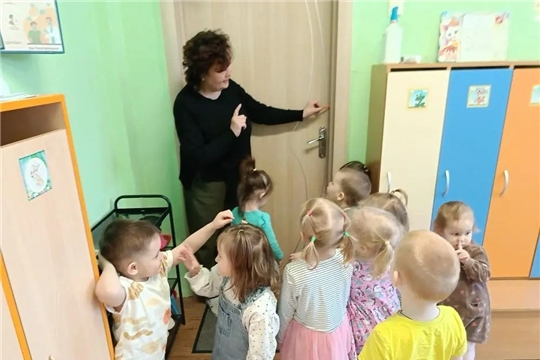 Безопасность малышей: учим правильному обращению с дверями