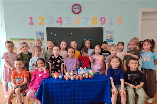 Пасхальная неделя в ДОУ: волшебство красок Эбру на пасхальных яйцах