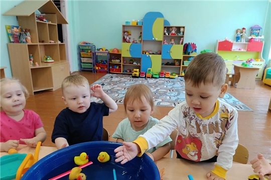 Малыши экспериментируют.