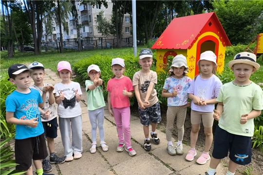 Дети на прогулке: солнце не страшно, когда есть панамка!