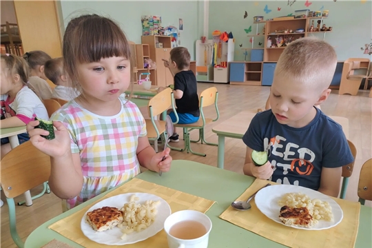 Вкусный и полезный обед: дети с удовольствием едят макароны, огурец и суфле!