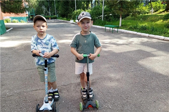 Безопасное катание на велосипедах, самокатах и роликах.