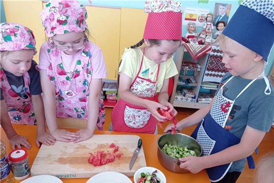 Маленькие повара: ребята приготовили салат из своих овощей!