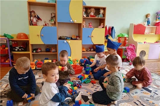 «День добрых дел: тимуровцы играют и помогают малышам»
