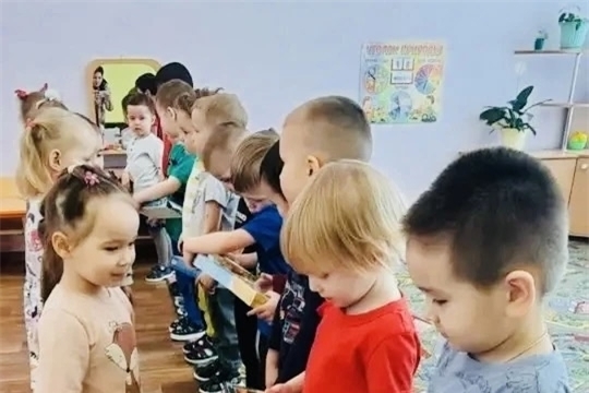 Девочки поздравили мальчиков с Днем защитника Отечества в группе "Звездочки"