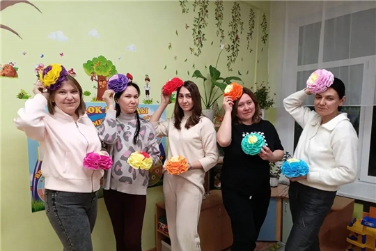 Мастер-класс вместе с мамами по изготовлению цветов на утренник