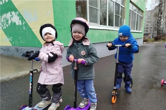 Безопасность на колёсах: «Одуванчики» готовятся к сезону самокатов!