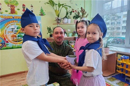 Живой подарок для героя: акция «Цветок ветерану» в группе «Радуга»