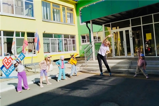 Зарядка на свежем воздухе: энергия в каждом движении!