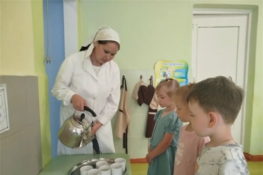 Спасаемся от жары: пьём и играем с водой!
