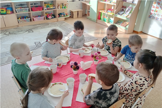 Любимый продукт детей на завтрак - бутерброд с маслом