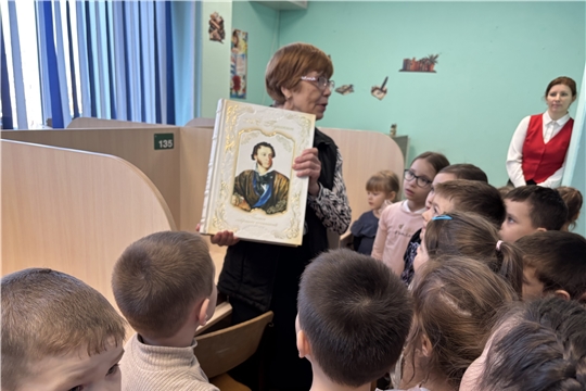        В школьной библиотеке.   