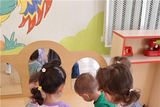 «Не играй с дверью — можешь прищемить пальчики!» 