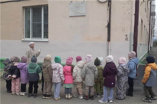 Познавательные пешие прогулки по городу продолжаются