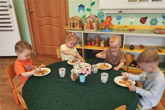 Обучение этикету за столом