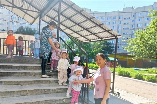 Маленькие ножки шагают по дорожке