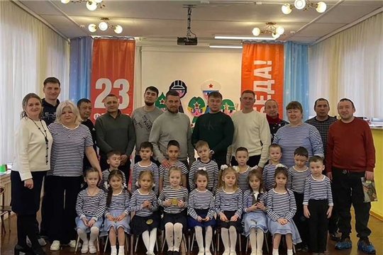 Воспитанники подготовительной и старшей групп поздравили своих пап и дедушек с днем Защитника Отечества